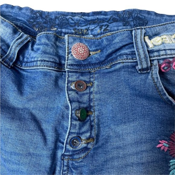 DESIGUAL Women's High Rise Washed Blue Denim Jeans Embroidered Flowers Size 32 - Picture 4 of 10